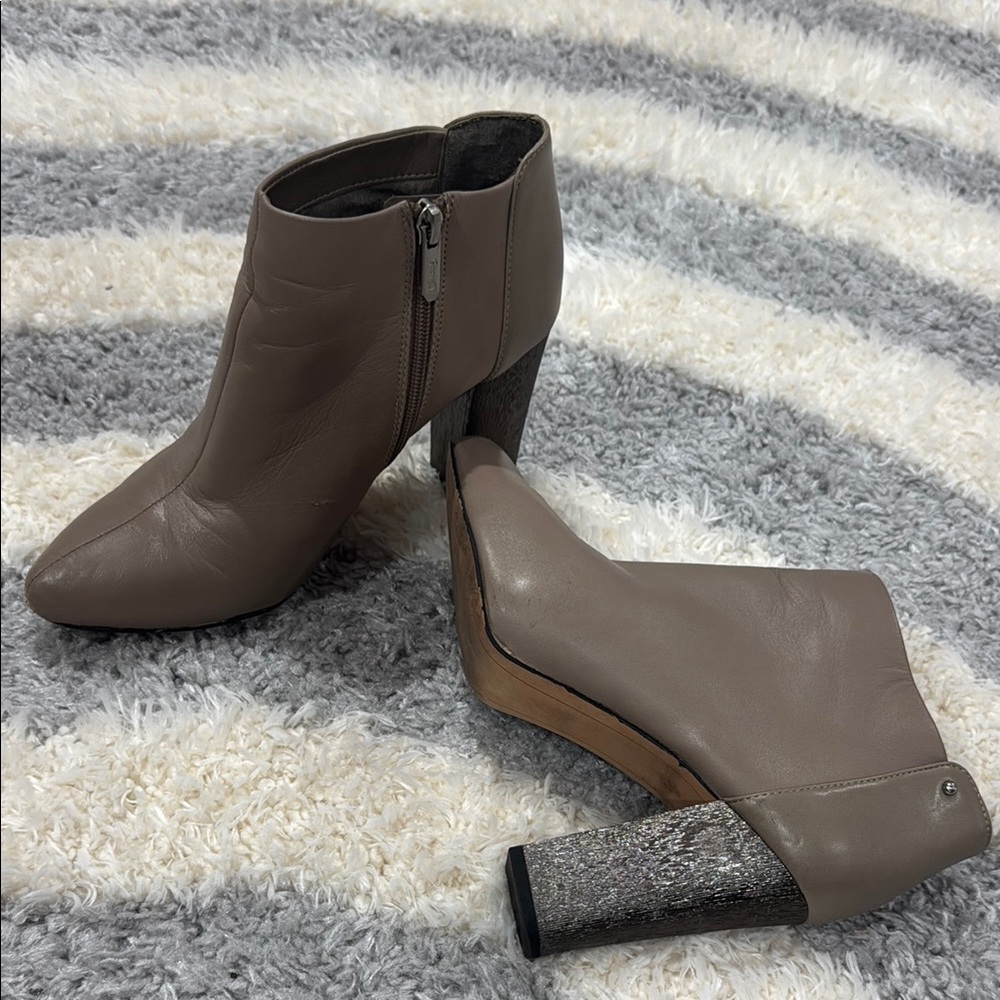 GUC CIRCUS BY SAM EDELMAN Taupe Ankle Boots with textured chunky heel sz 8